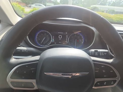 Used 2022 Chrysler Pacifica Touring-L image 12