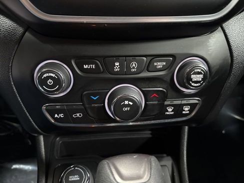 Used 2019 Jeep Cherokee Latitude w/ Popular Appearance Group image 18