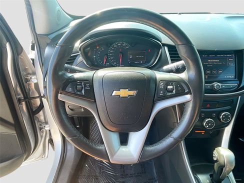 Used 2020 Chevrolet Trax LT w/ LT Convenience Package AWD/4WD image 11