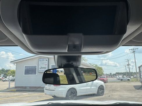 Used 2023 GMC Acadia SLE w/ Driver Convenience Package image 32