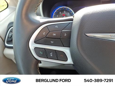 Used 2023 Chrysler Pacifica Touring-L FWD image 36