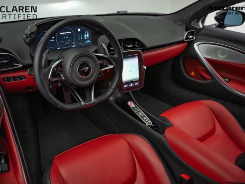 Used 2024 McLaren Artura image 21