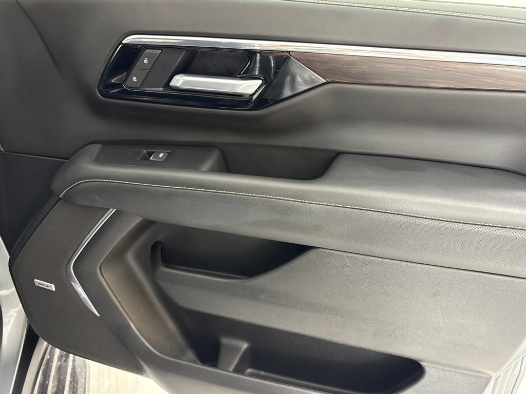 Certified 2025 Chevrolet Suburban Premier RWD image 15