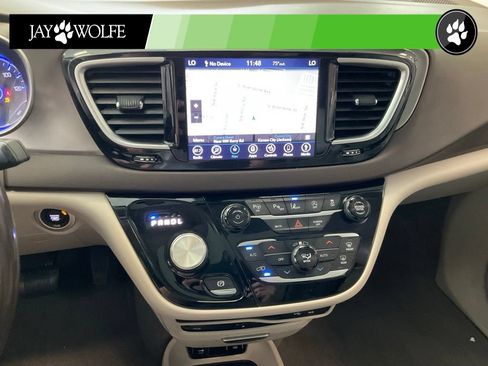 Used 2018 Chrysler Pacifica Touring-L Plus w/ Advanced Safetytec Group FWD image 15