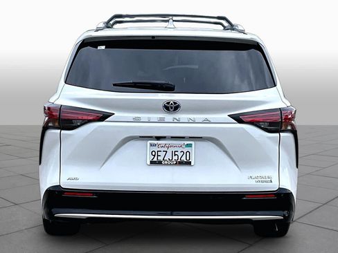 Used 2023 Toyota Sienna Platinum AWD/4WD image 4
