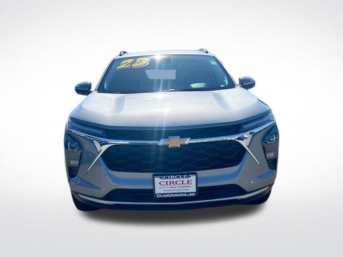 Used 2025 Chevrolet Trax LT w/ LT Convenience Package FWD image 12