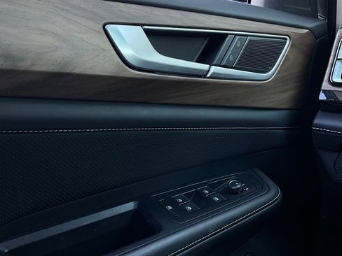 Used 2025 Volkswagen Atlas SE image 22