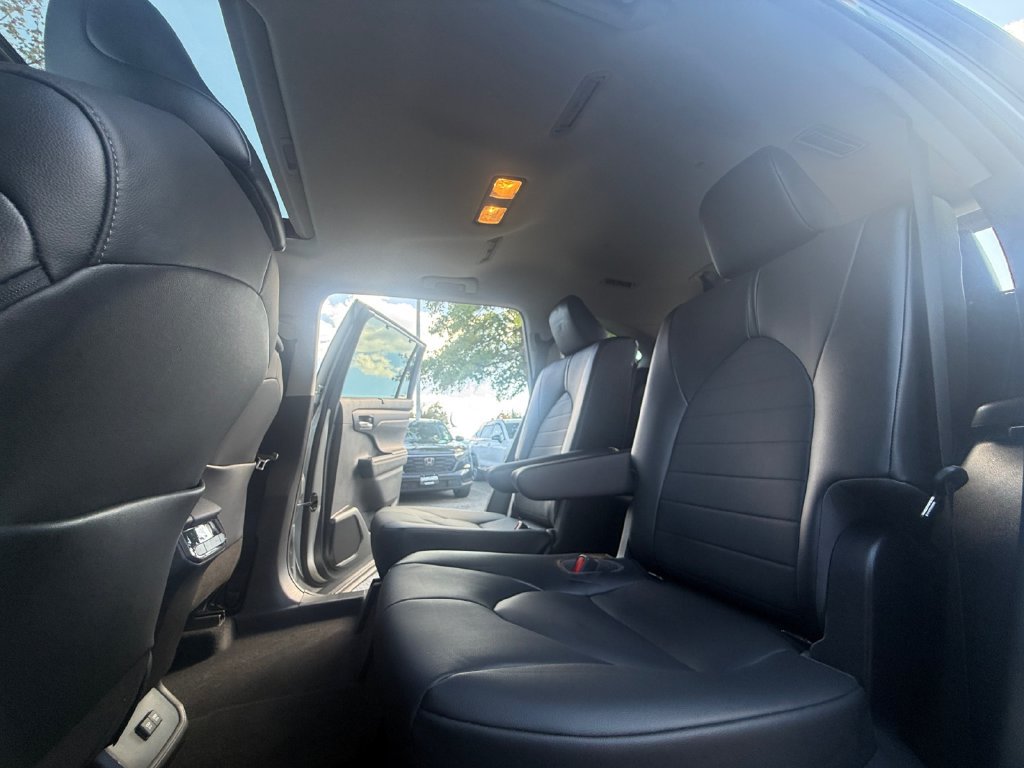 Used 2021 Toyota Highlander XLE AWD/4WD image 26