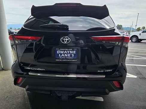 Used 2022 Toyota Highlander XLE AWD/4WD image 4