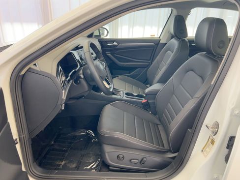 Certified 2024 Volkswagen Jetta SE image 5