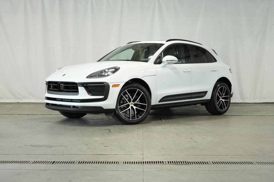 Certified 2025 Porsche Macan AWD/4WD image 1