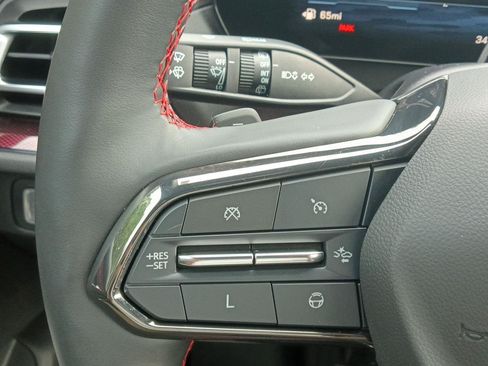 Used 2024 Chevrolet Traverse RS FWD image 8