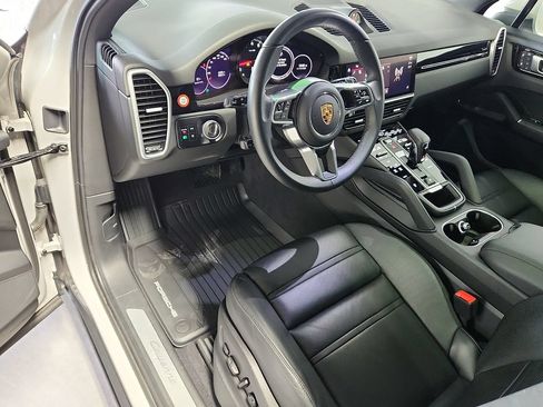 Used 2023 Porsche Cayenne AWD/4WD image 4