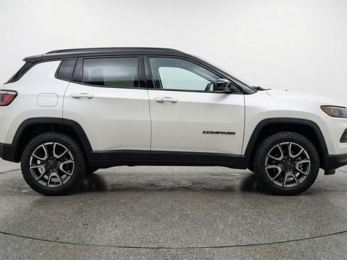 Used 2025 Jeep Compass Trailhawk AWD/4WD image 11