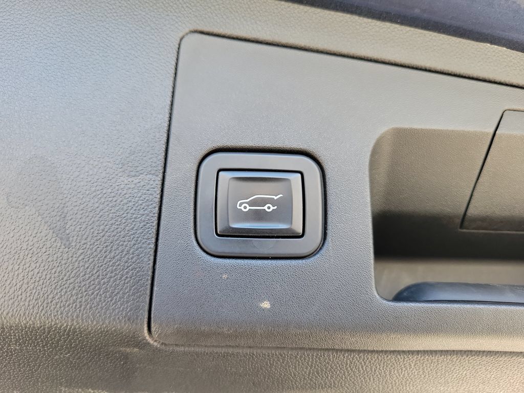 Used 2018 Cadillac XT5 Luxury w/ Driver Awareness Package FWD image 9