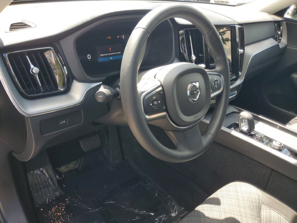 Certified 2024 Volvo XC60 B5 Core AWD/4WD image 17