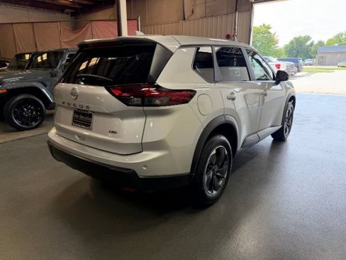 Used 2025 Nissan Rogue SV AWD/4WD image 4