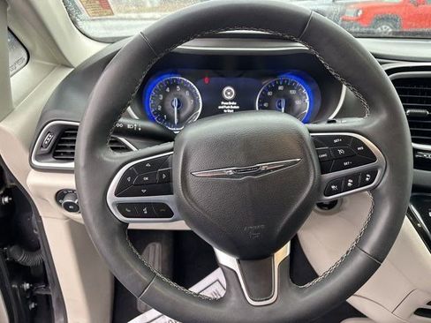 Used 2023 Chrysler Pacifica Touring-L image 16