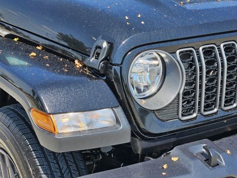 New 2025 Jeep Gladiator Sport image 6