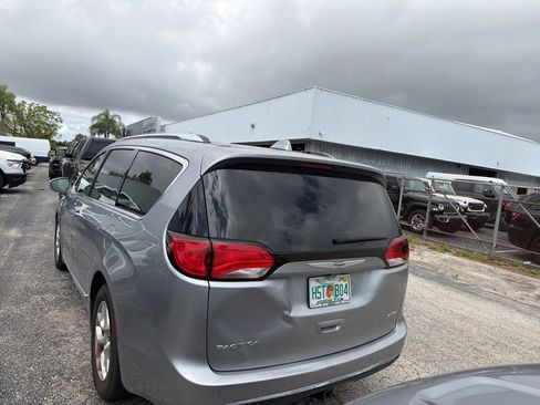 Used 2020 Chrysler Pacifica Limited image 12