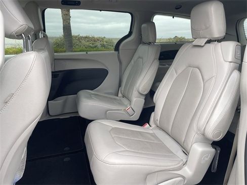 Used 2021 Chrysler Pacifica Touring-L w/ Premium & Safety Sphere Group image 25