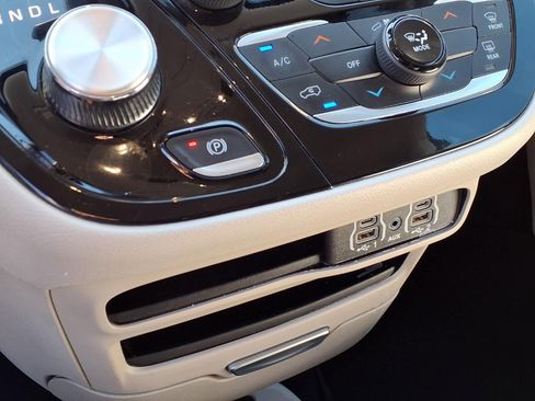 Used 2023 Chrysler Voyager LX FWD image 8