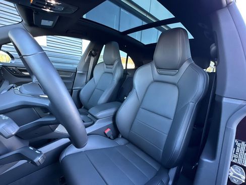 Certified 2025 Porsche Macan 4 Electric image 5