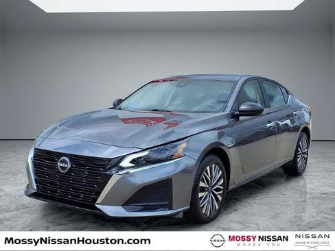 Certified 2025 Nissan Altima 2.5 SV AWD/4WD image 4