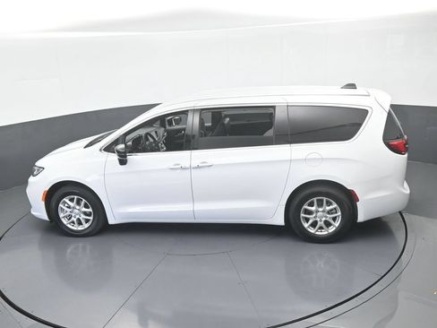 Used 2025 Chrysler Pacifica Select FWD image 43