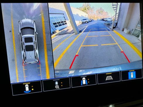 Used 2023 Chevrolet Traverse LT image 42