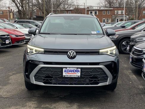 Used 2025 Volkswagen Taos SE image 6