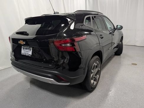 New 2026 Chevrolet Trax LT w/ LT Convenience Package FWD image 3