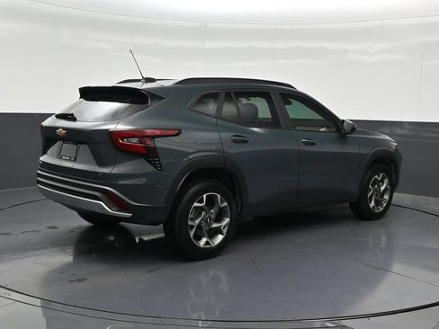 Used 2025 Chevrolet Trax LT FWD image 5