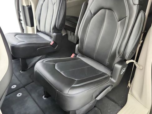Used 2024 Chrysler Pacifica Touring-L image 33