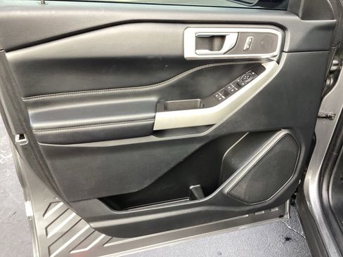 Used 2022 Ford Explorer XLT image 24