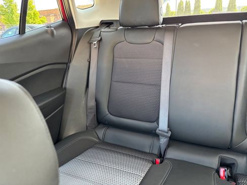 Used 2025 Chevrolet Trax LT w/ LT Convenience Package FWD image 37