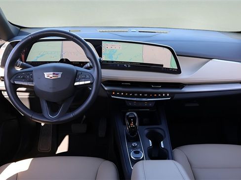 Used 2024 Cadillac XT4 Luxury w/ Cold Weather Package image 11