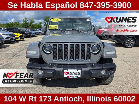 Used 2023 Jeep Gladiator Overland AWD/4WD image 2