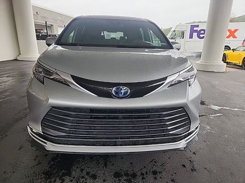 Used 2025 Toyota Sienna Platinum image 8