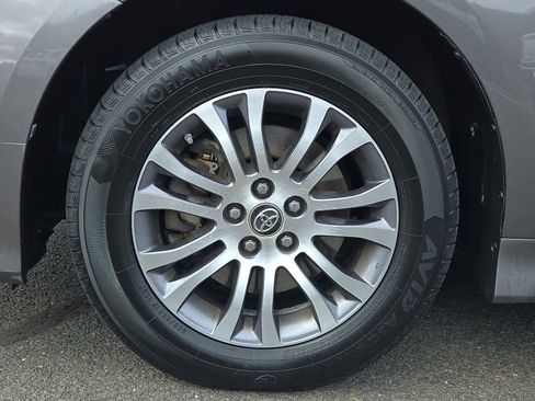 Used 2018 Toyota Sienna XLE image 9