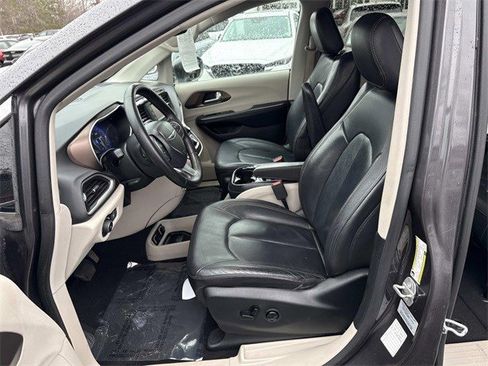 Used 2017 Chrysler Pacifica Touring-L image 14