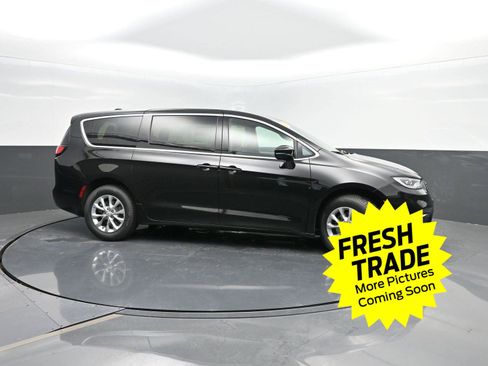 Used 2025 Chrysler Pacifica Select w/ Uconnect Theater Family Group image 3