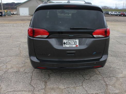 Used 2019 Chrysler Pacifica Limited w/ S Appearance Package image 6