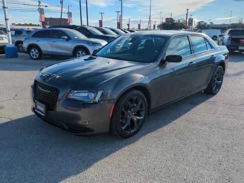 Used 2023 Chrysler 300 Touring w/ Sport Appearance Package image 4