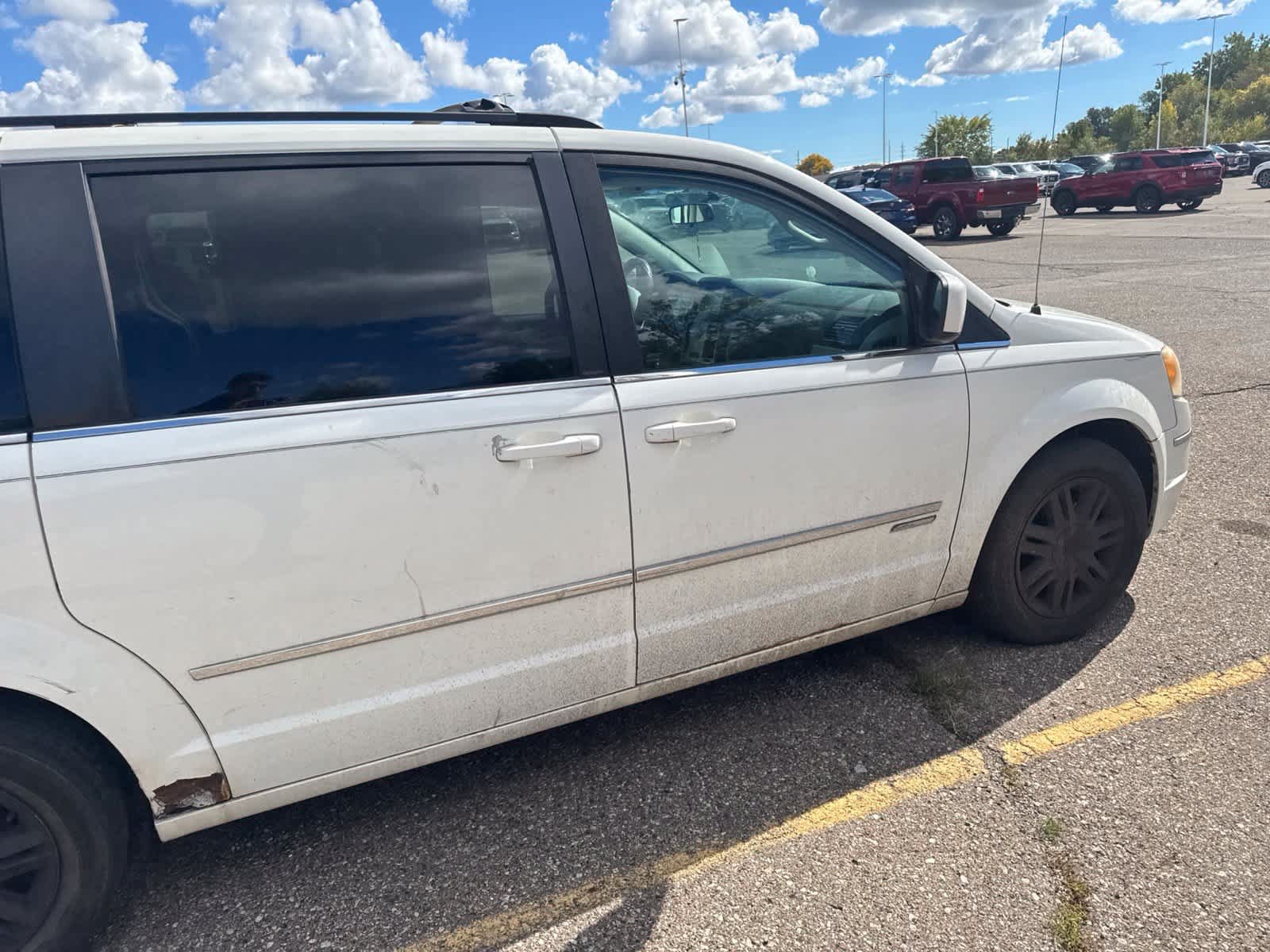 Used 2010 Chrysler Town & Country Touring FWD image 12