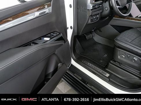 Used 2025 Cadillac Escalade ESV Sport Platinum image 9