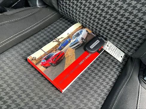 Used 2022 Dodge Challenger SXT w/ Driver Convenience Group image 11