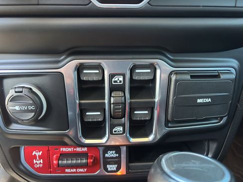 Used 2020 Jeep Gladiator Rubicon w/ Dual Top Group AWD/4WD image 24