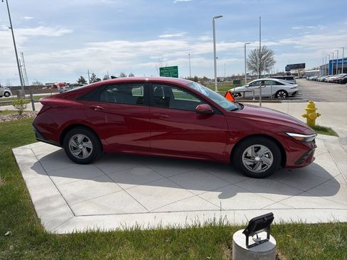 New 2026 Hyundai Elantra SE FWD image 6
