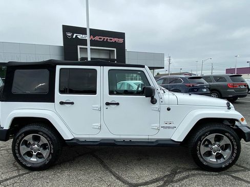 Used 2017 Jeep Wrangler Unlimited Sahara AWD/4WD image 13